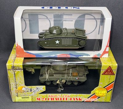 un char de guerre miniature dans une boîte, posé sur une table à côté d'une autre boîte