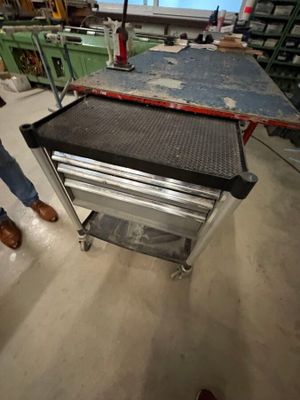 une femme debout à côté d'une table dans un atelier
