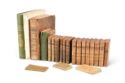plusieurs vieux livres sont empilés sur une surface blanche