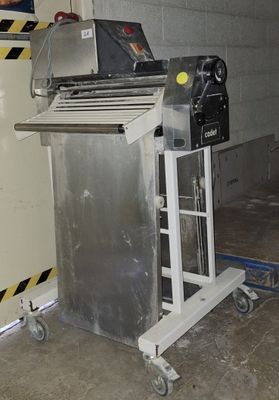 une machine posée sur un chariot dans un garage