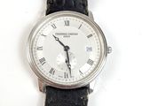 une montre posée sur un bracelet en cuir noir