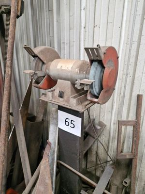 une machine posée à côté d'un tas de ferraille