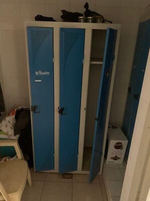 Armoire casiers à 3 portes.