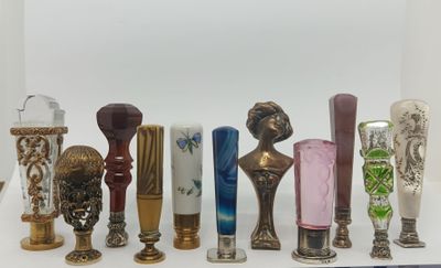 un grand nombre de vases posés sur une table