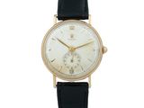 une image d'une montre-bracelet en or avec un cadran blanc