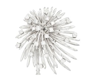 broche en forme de fleur plaquée argent, ornée de cristaux transparents sur fond blanc