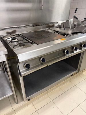 une grande plaque de cuisson en acier inoxydable dans une cuisine professionnelle