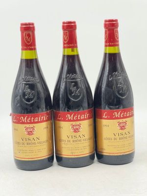 trois bouteilles de vin sont alignées sur une surface blanche