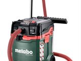 un aspirateur vert et rouge muni d'un tuyau rouge, sur fond blanc