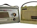 deux radios à l'ancienne posées l'une à côté de l'autre sur une surface blanche