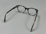 une paire de lunettes posée sur une surface blanche