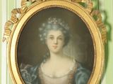 portrait d'une femme en robe bleue et d'un chat dans un cadre doré