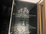 une vitrine contenant des verres à vin, dans une pièce