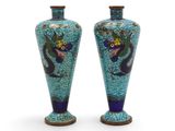 une paire de vases bleus ornés de motifs floraux sur fond blanc