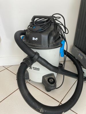 un aspirateur posé par terre à côté d'un radiateur