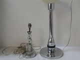 une lampe posée sur une table à côté d'une bouteille