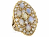 une bague ornée d'un oplite et d'un cluster de diamants