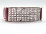 une image représentant un diamant et un bracelet en cuir rouge sur fond blanc