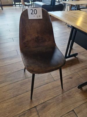 une chaise marron avec une étiquette de prix à l'arrière