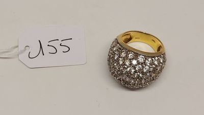 gros plan d'une bague sur une surface blanche avec une étiquette de prix