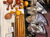 une photo montrant plusieurs objets posés sur une serviette