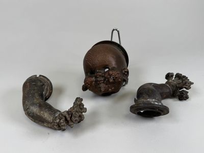 Éléments d'un nourrisson en bronze comprenant une tête et de… - Photo 1