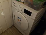 une machine à laver et un sèche-linge dans une petite salle de bains