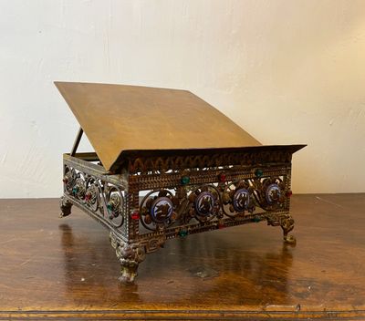une vieille boîte en bois posée sur une table en bois