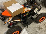 un petit quad équipé d'un coffre à l'arrière