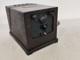 un vieux coffre-fort noir posé sur une table blanche