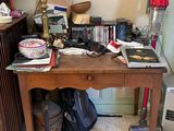 un bureau sur lequel s'entassent toutes sortes d'objets