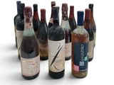 de nombreuses bouteilles de vin alignées les unes à côté des autres