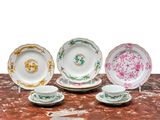 cinq assiettes et deux tasses posées sur une table