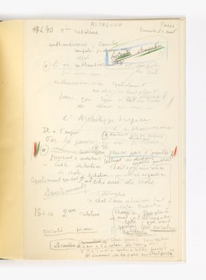 un livre ouvert avec une écriture dessus, posé sur une table