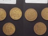 quatre types différents de pièces d'or sont représentés sur un fond noir