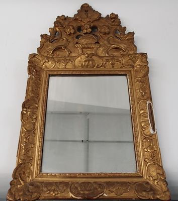 Miroir à fronton : en bois et stuc doré, cadre à décor de coquilles da - Photo 1