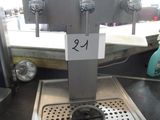une machine posée sur une table sur laquelle figure un numéro