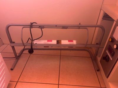 Un dérouleur de papier métallique. On y joint une ardoise av…