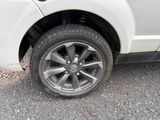 un camion blanc avec un pneu crevé sur la route