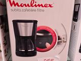 emballage d'une cafetière sur une étagère dans un magasin