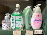 de nombreuses bouteilles de gel hydroalcoolique sur une étagère