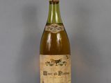 une bouteille de vin posée sur une table