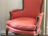 une chaise qui se trouve devant une fenêtre