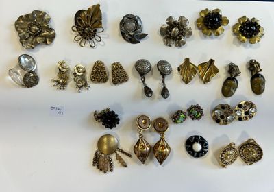de nombreux types de broches sur un fond blanc