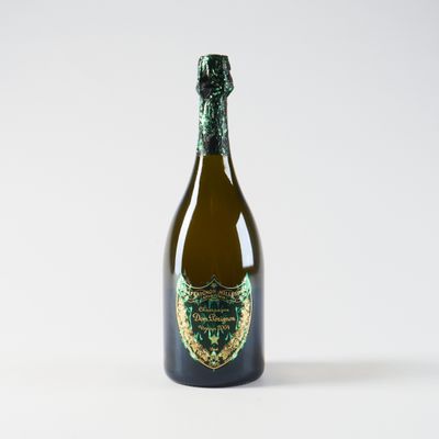 une bouteille de champagne sur fond blanc