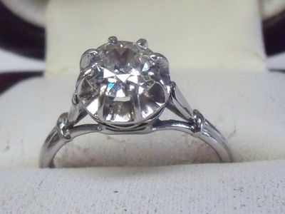 une photo d'une bague en diamant exposée dans un présentoir à bagues
