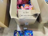 Plusieurs cartons de jouets sont posés par terre, les uns à côté des autres.