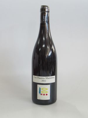 une bouteille de vin posée sur une table