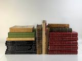 plusieurs livres empilés sur une surface blanche