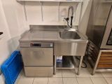 un évier en inox et un lave-vaisselle dans une cuisine